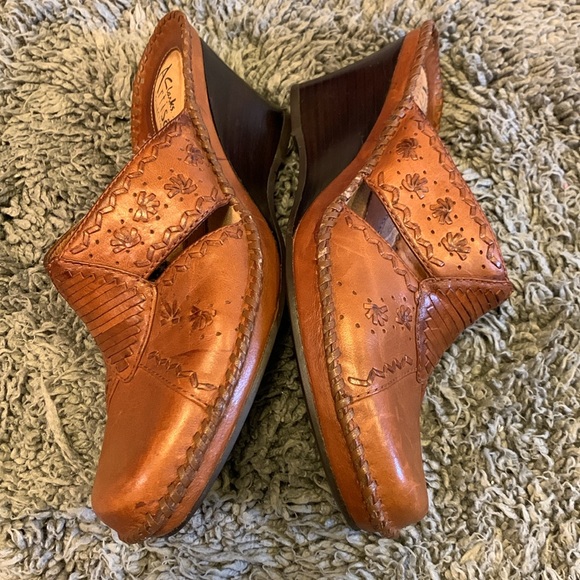 Clarks Artisan Collection Brown Leather Slip On 2.5" High Heel Shoe Size 6M - Picture 3 of 8